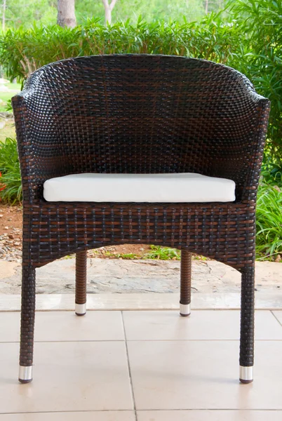Wiklinowe krzesła na tarasie — Zdjęcie stockowe