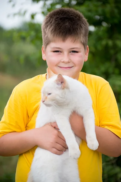 男孩和一只白猫 — 图库照片