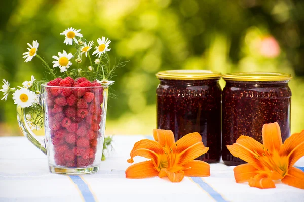 Raspberry jam and fresh berries — Stock Photo, Image
