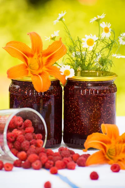 Raspberry jam and fresh berries — Stock Photo, Image