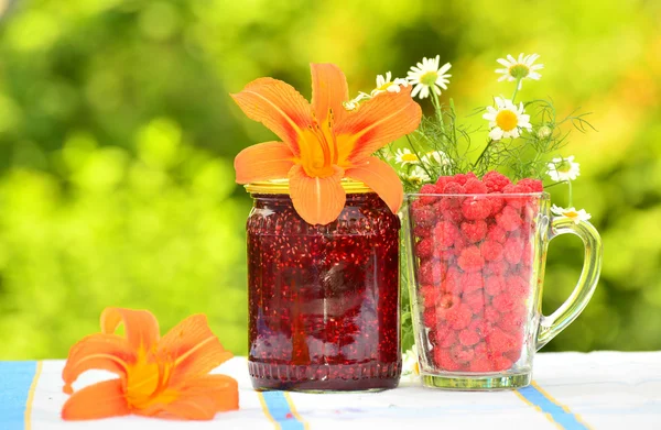 Raspberry jam and fresh berries — Stock Photo, Image