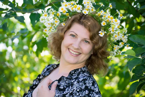 Una donna con una corona di margherite in testa — Foto Stock