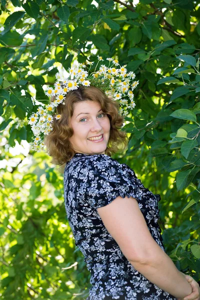 Une femme avec une couronne de marguerites sur la tête — Photo