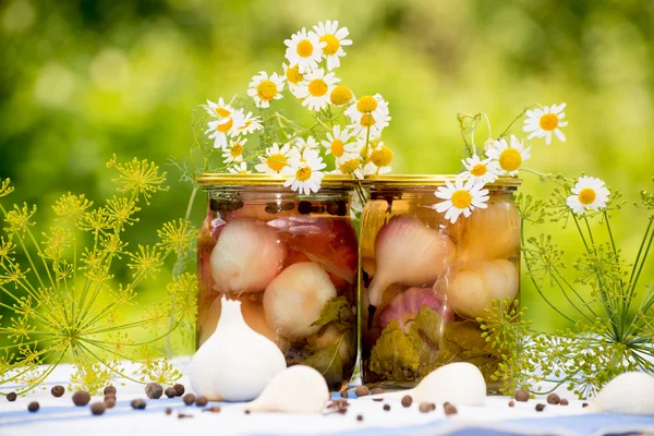 Eingelegter Knoblauch in Dosen für den Winter — Stockfoto