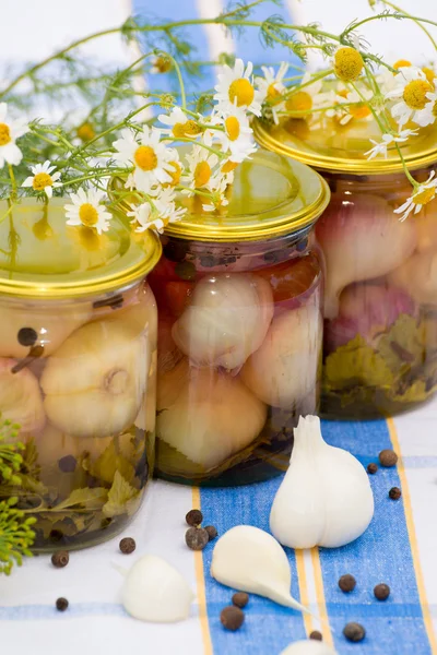 Canned pickled garlic for the winter — Stock Photo, Image