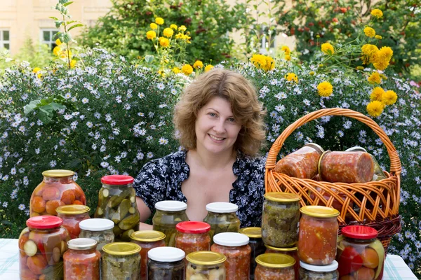 Frau mit Hauskonserven für den Winter — Stockfoto