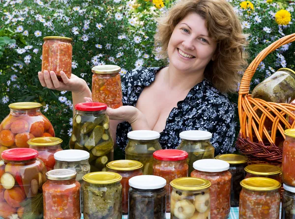 kadın eve kışı konserve ile