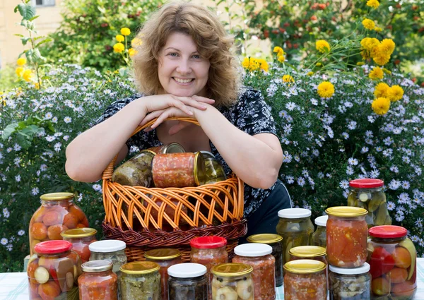 Frau mit Hauskonserven für den Winter — Stockfoto