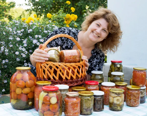 Frau mit Hauskonserven für den Winter — Stockfoto