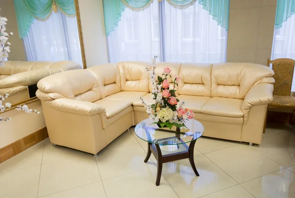 Интерьер гостиной с кожаным диваном — стоковое фото