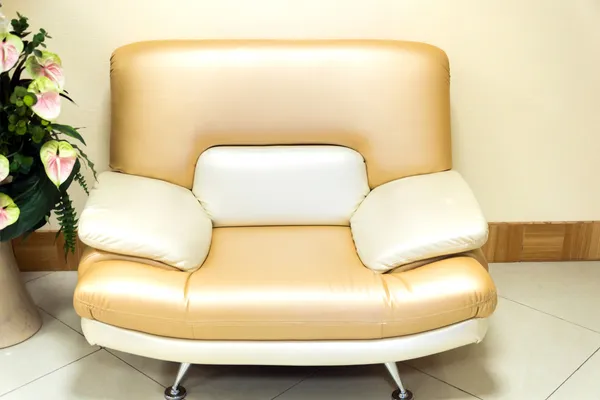 Бежевые кожаные стулья в интерьере — стоковое фото