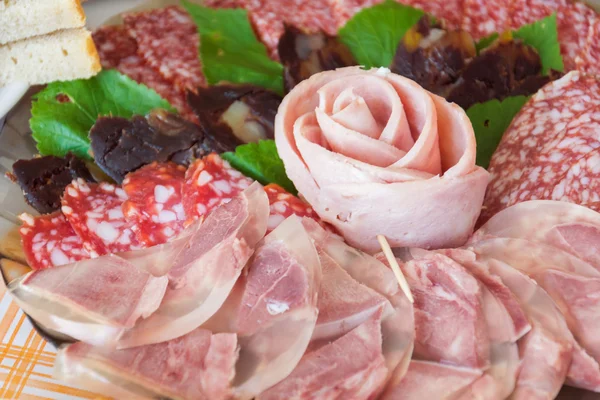 Разрезание мяса на праздничном столе — стоковое фото