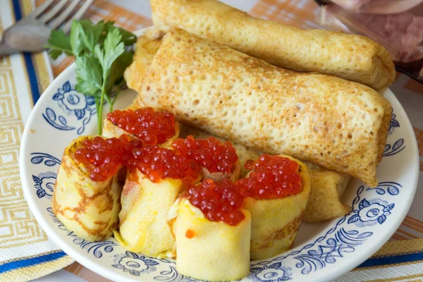 Η εθνική ρωσική γεύμα - τηγανίτες με Χαβιάρι κόκκινο — Φωτογραφία Αρχείου