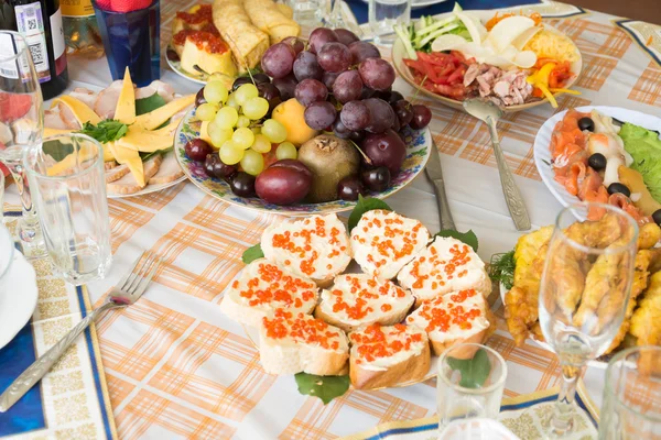 Il cibo sul tavolo delle vacanze — Foto Stock