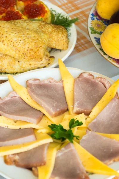 La comida en la mesa de vacaciones — Foto de Stock