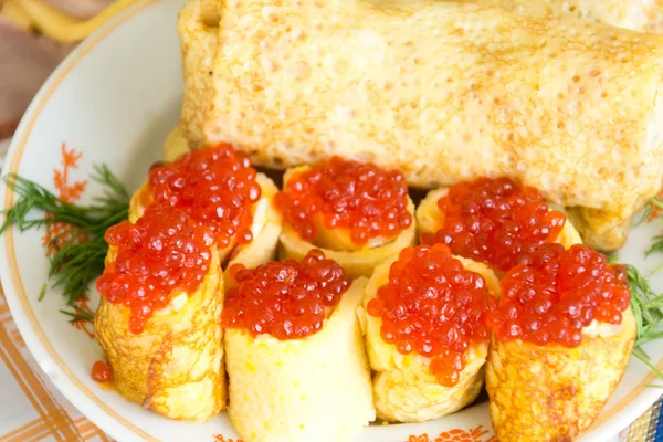 Il pasto russo nazionale - frittelle con caviale rosso — Foto Stock