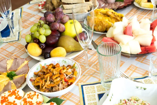 La comida en la mesa de vacaciones — Foto de Stock