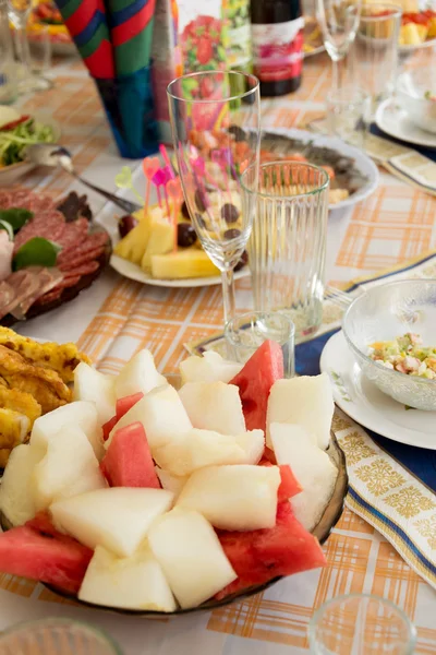 Еда на праздничном столе — стоковое фото