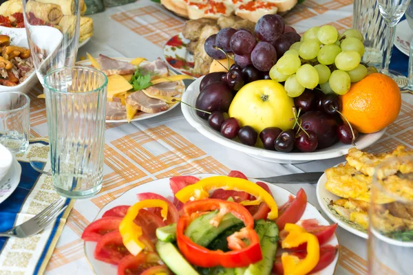 La comida en la mesa de vacaciones — Foto de Stock