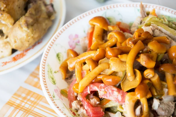 Meat salad with mushrooms — Stock Photo, Image