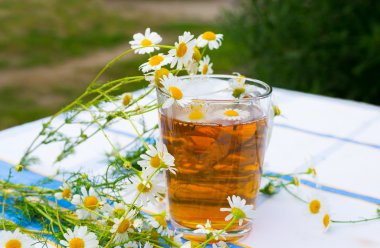 bir cam bardak bitkisel papatya çayı