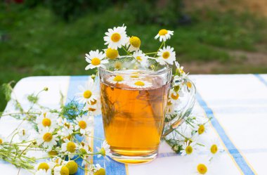 bir cam bardak bitkisel papatya çayı