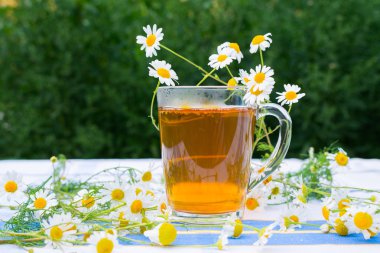 bir cam bardak bitkisel papatya çayı
