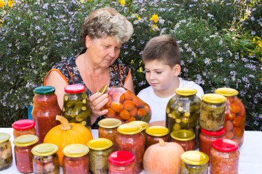 Büyükanne torunu ve ev sebze konserveleri