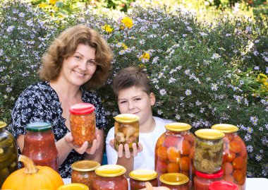 Anne ile oğlu ve ev sebze konserveleri