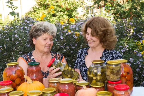 Zwei Frauen und hausgemachtes Gemüse — Stockfoto