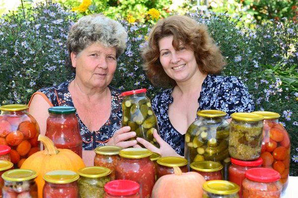 Due donne e verdure in scatola fatte in casa — Foto Stock