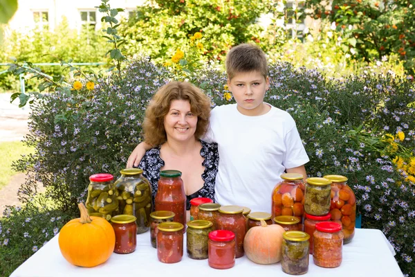 Máma se svým synem a domácí Zeleninové konzervy — Stock fotografie