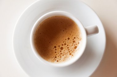 Beyaz bir fincan kahve espresso