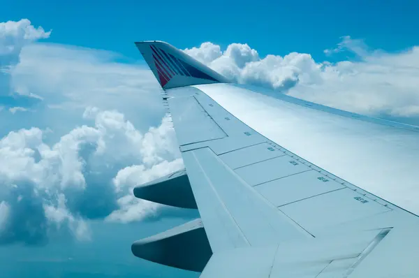 Ala di un aereo che vola sopra le nuvole. — Foto Stock