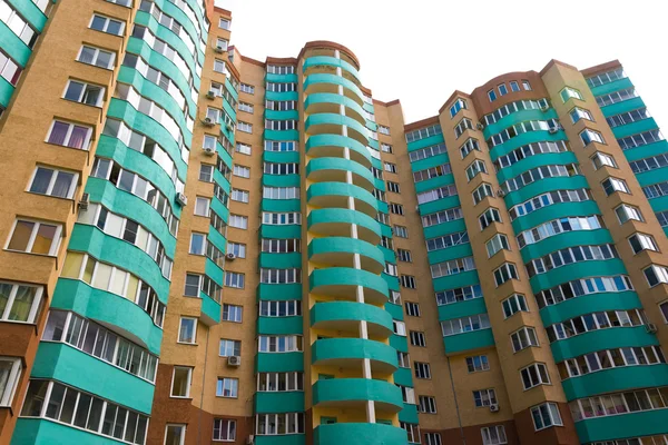 Moderna casa de apartamentos con balcones verdes — Foto de Stock