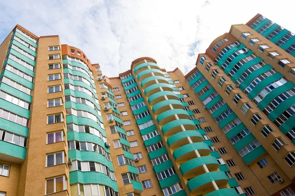 Zöld erkéllyel rendelkező modern apartmanház — Stock Fotó