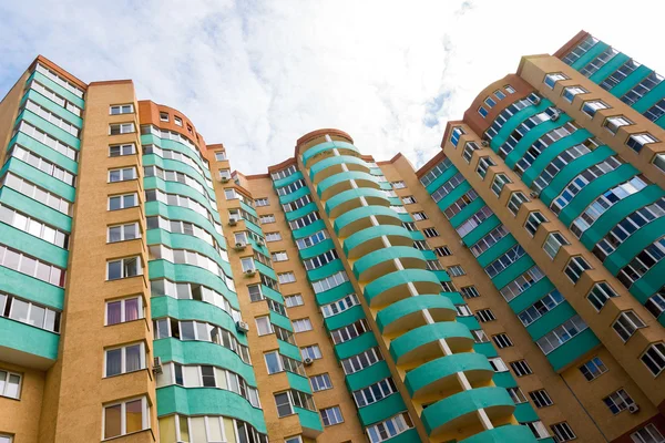 Moderno apartamento casa com varandas verdes — Fotografia de Stock