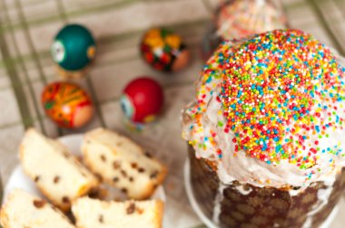 Paskalya kek ve boyalı yumurta