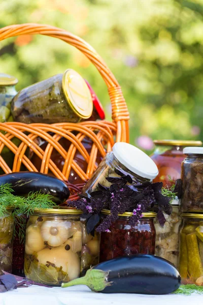 Hem konservering, grönsakskonserver utomhus — Stockfoto