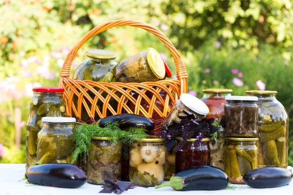 Conserverie maison, légumes en conserve à l'extérieur — Photo