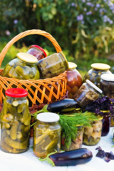 Conserverie maison, légumes en conserve à l'extérieur — Photo