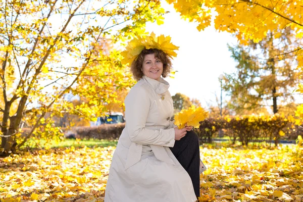 Femme d'âge moyen dans le parc d'automne — Photo