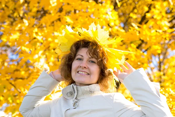 Middle-aged woman in the autumn park — Stock Photo, Image