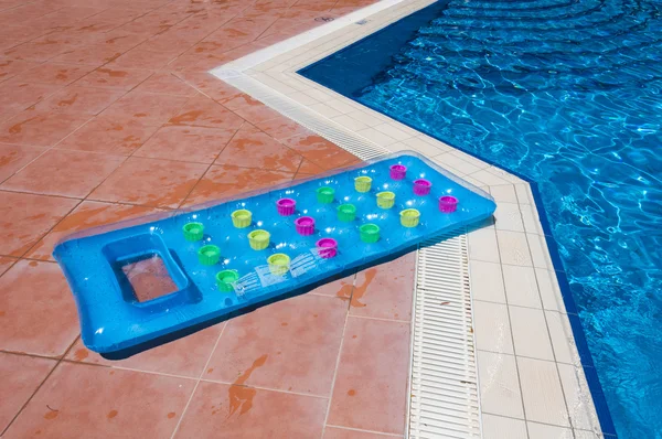Colchón inflable en la piscina —  Fotos de Stock