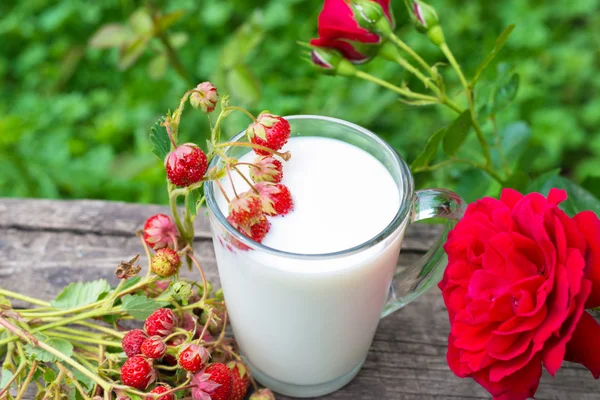 Szklanka mleka i świeżych truskawek — Zdjęcie stockowe
