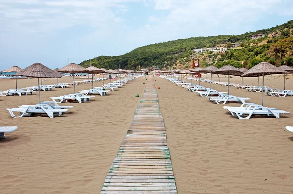 Beach umbrellas and sunbeds — Stock Photo, Image