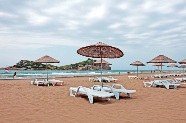 Пляжные зонтики и лежаки — стоковое фото