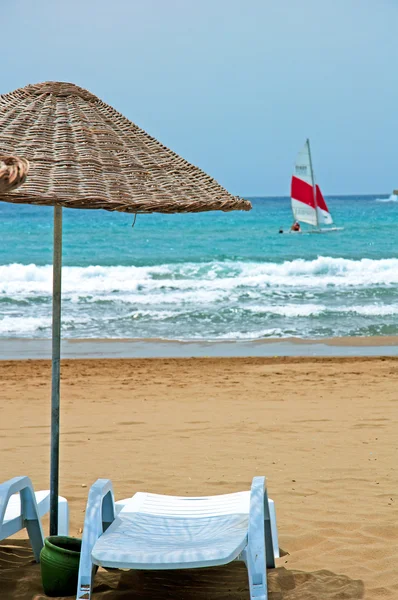 Beach umbrellas and sunbeds — Stock Photo, Image