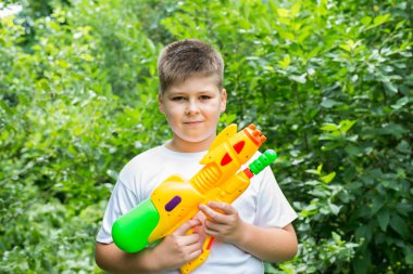 Su tabancalı çocuk.