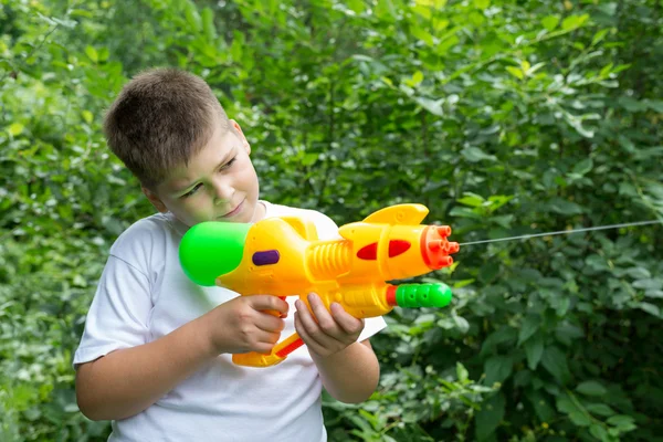Pojke med vattenpistol — Stockfoto